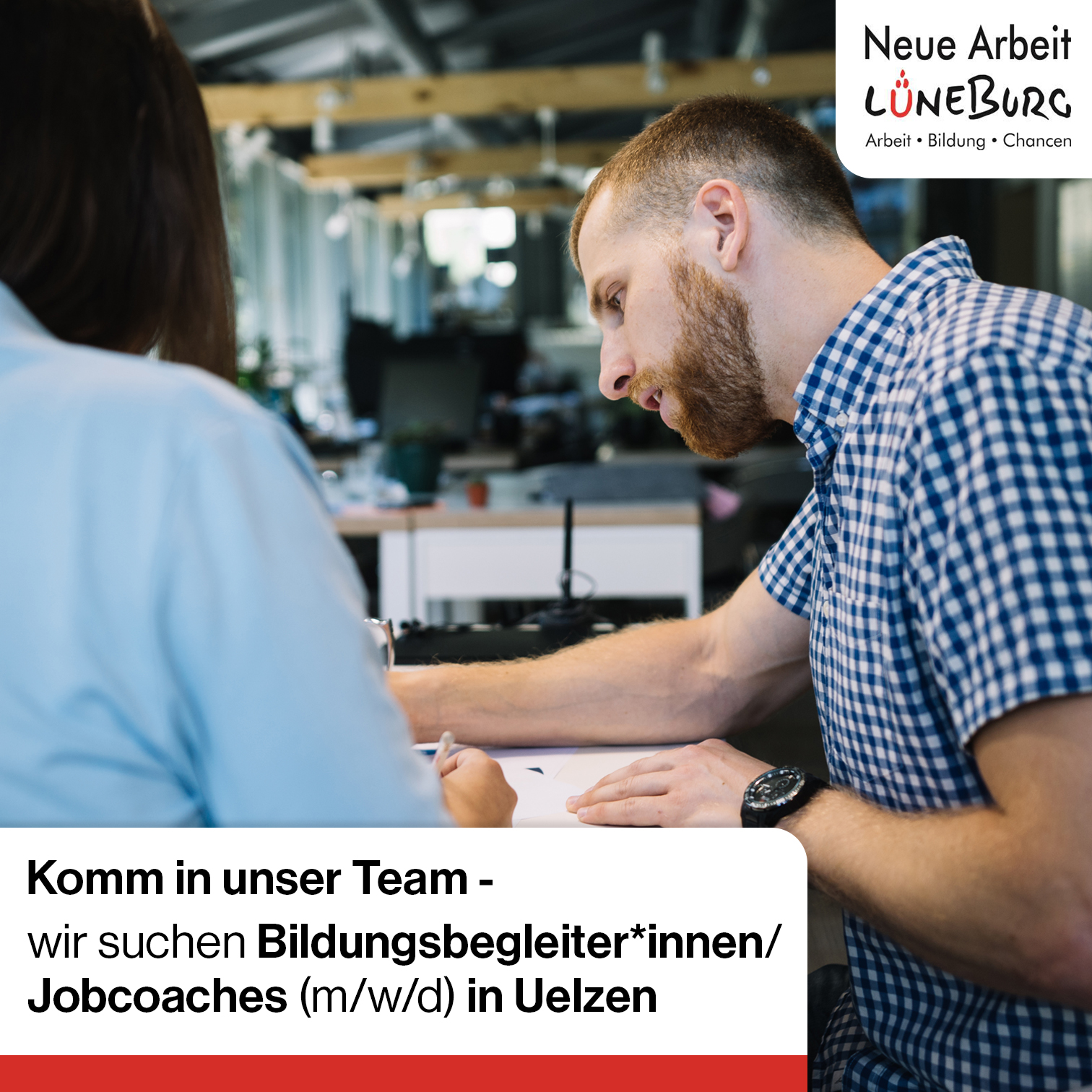 zwei Personen arbeiten konzentriert am Schreibtisch