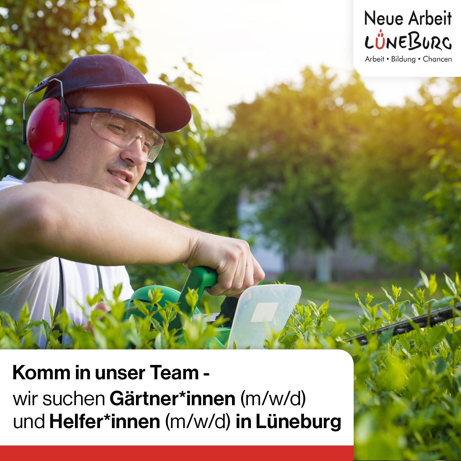 Eine Person mit Schutzbrille und Gehörschutz stutzt zufrieden die Hecke